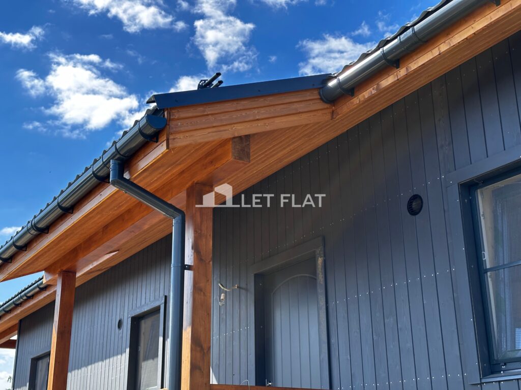 Наружная отделка и установленные окна дома LET FLAT в КП Svetloe Village